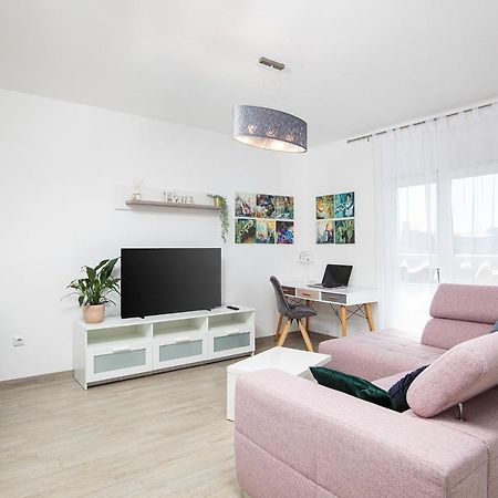 Stylish City Stay With Balcony & Free Parking Pula Bagian luar foto