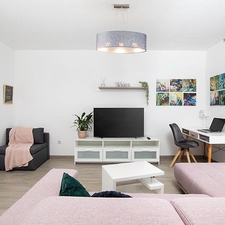 Stylish City Stay With Balcony & Free Parking Pula Bagian luar foto