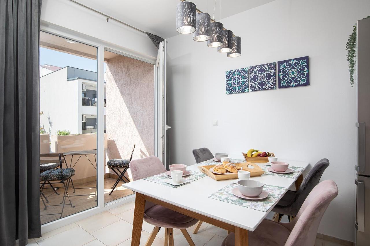 Stylish City Stay With Balcony & Free Parking Pula Bagian luar foto
