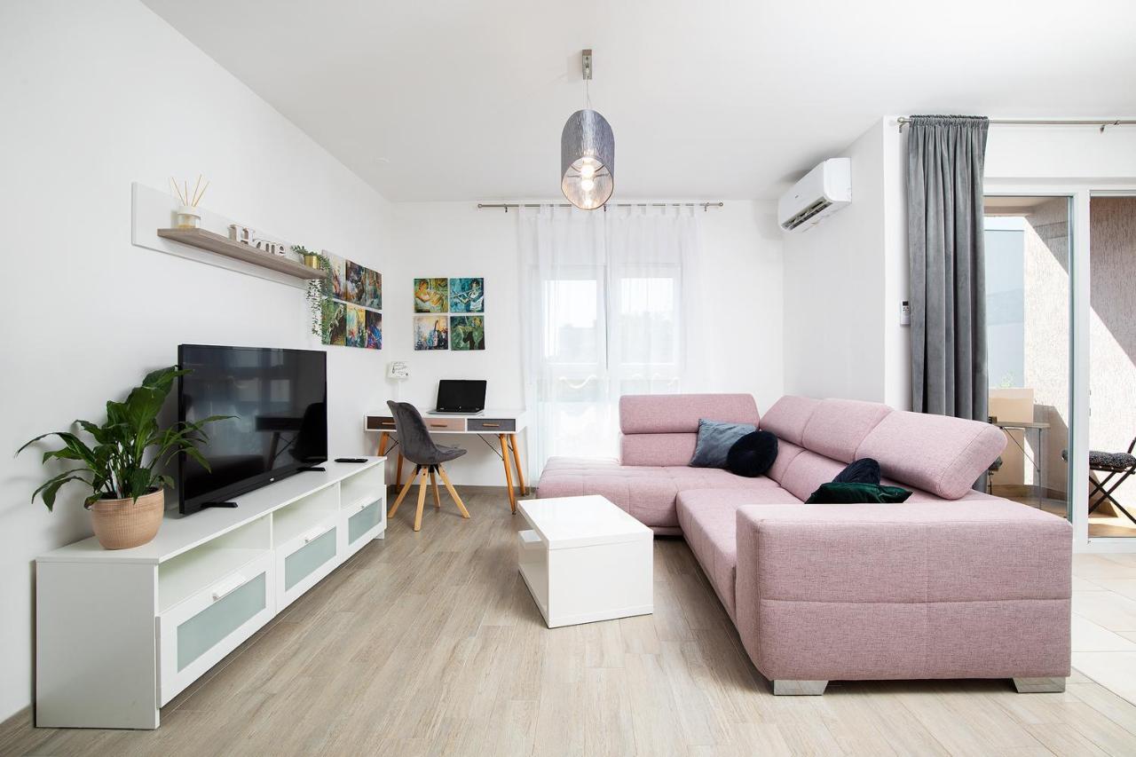 Stylish City Stay With Balcony & Free Parking Pula Bagian luar foto