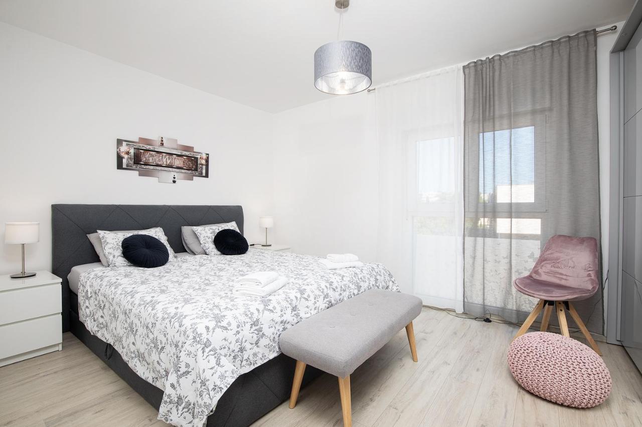Stylish City Stay With Balcony & Free Parking Pula Bagian luar foto