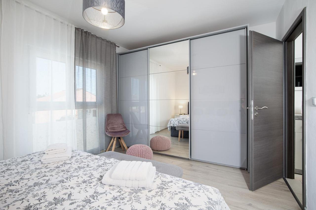 Stylish City Stay With Balcony & Free Parking Pula Bagian luar foto