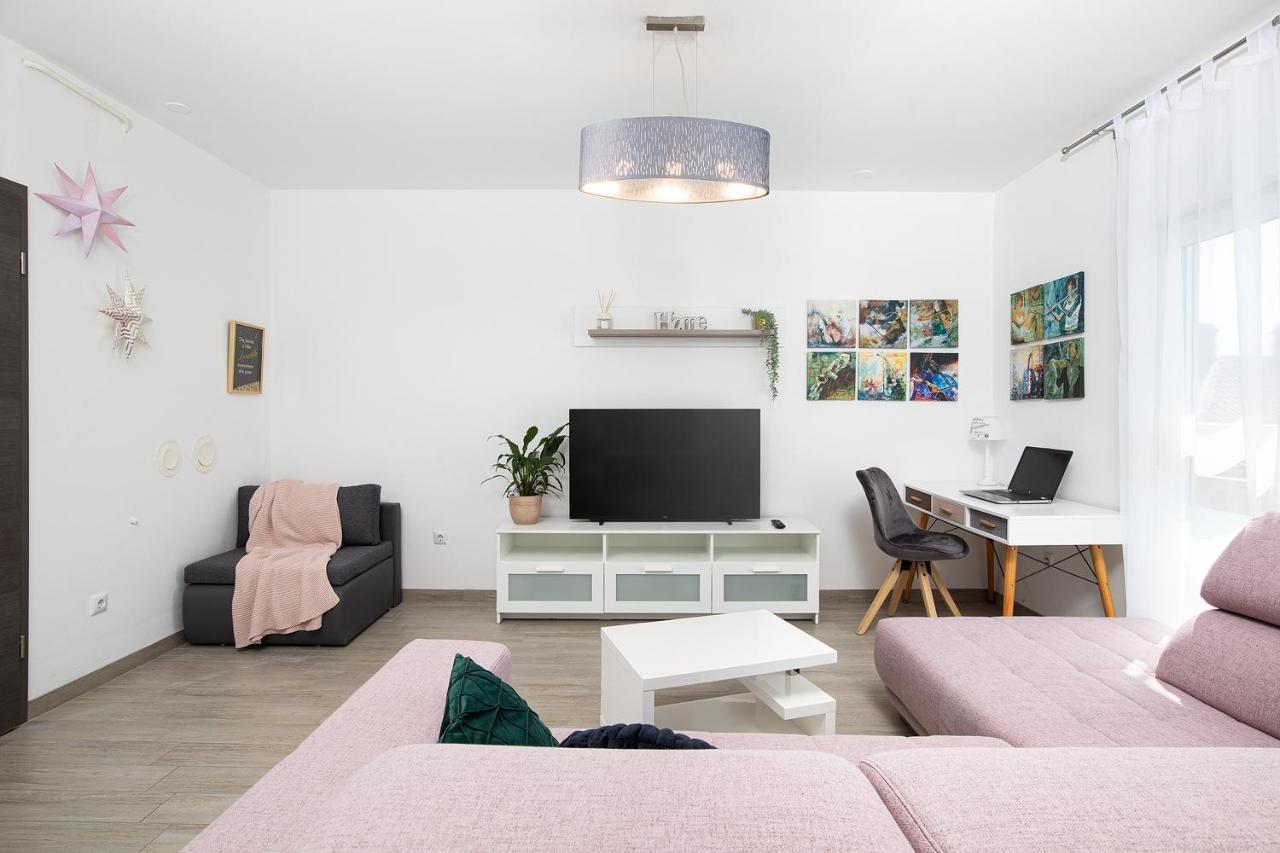 Stylish City Stay With Balcony & Free Parking Pula Bagian luar foto