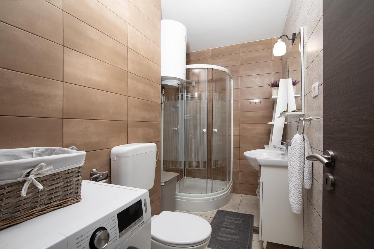 Stylish City Stay With Balcony & Free Parking Pula Bagian luar foto