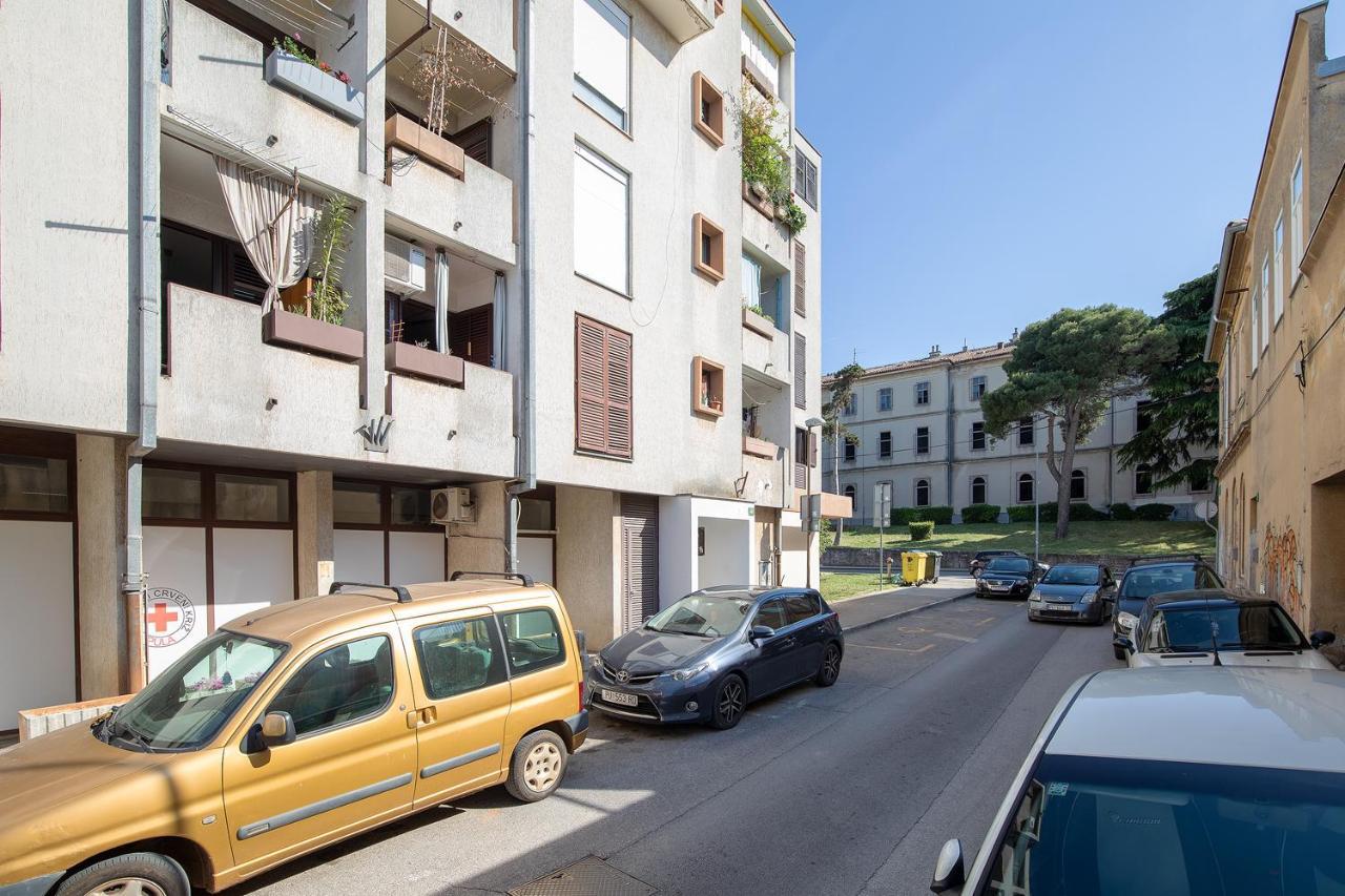 Stylish City Stay With Balcony & Free Parking Pula Bagian luar foto