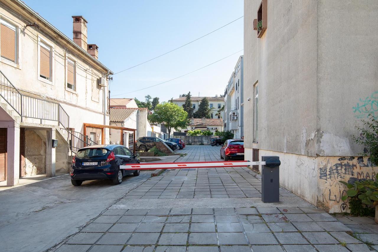 Stylish City Stay With Balcony & Free Parking Pula Bagian luar foto