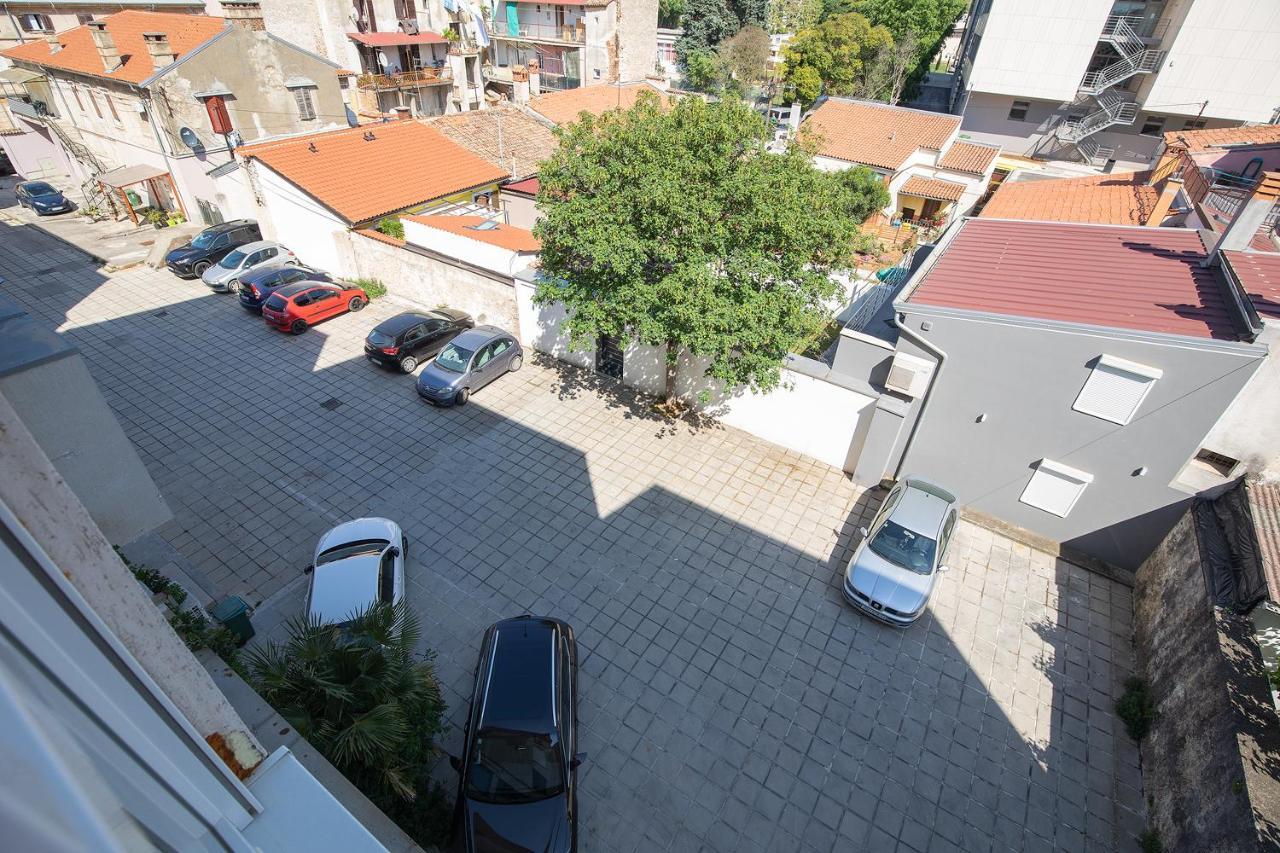 Stylish City Stay With Balcony & Free Parking Pula Bagian luar foto
