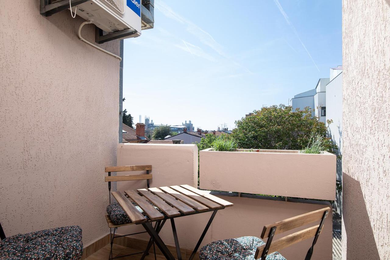 Stylish City Stay With Balcony & Free Parking Pula Bagian luar foto