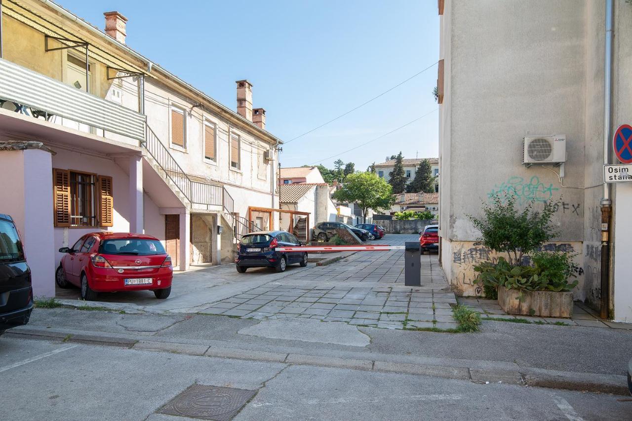 Stylish City Stay With Balcony & Free Parking Pula Bagian luar foto
